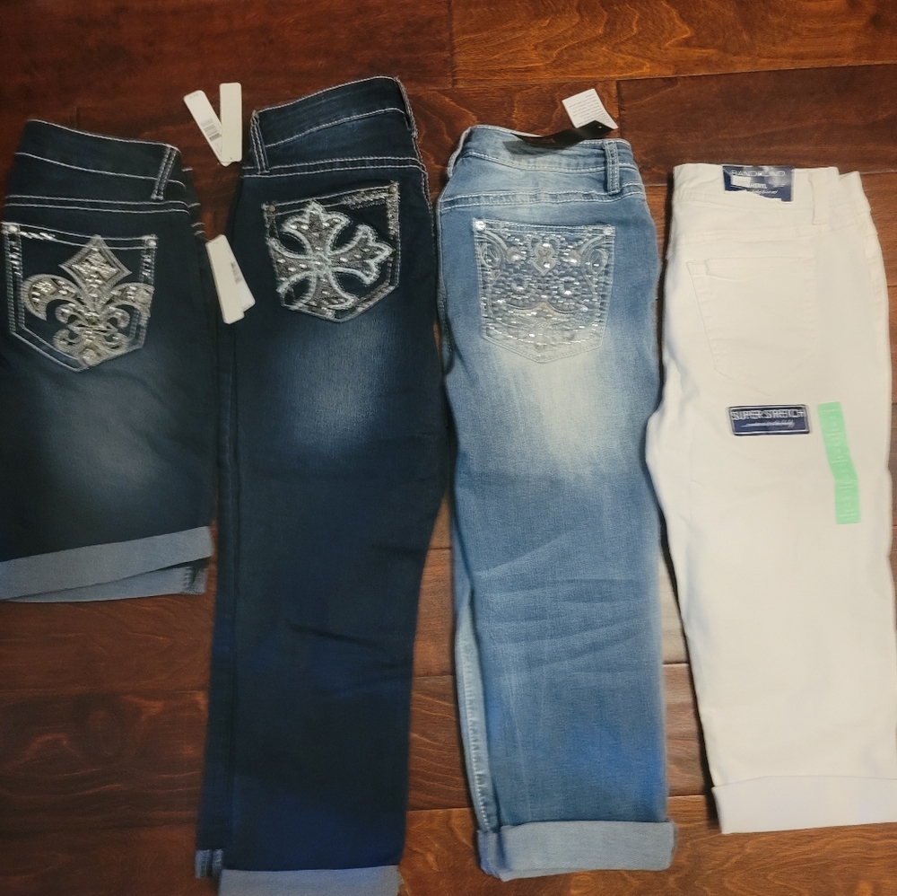 BNWT Bundle of 4 Women's Capris/Shorts - Sizes 6/8